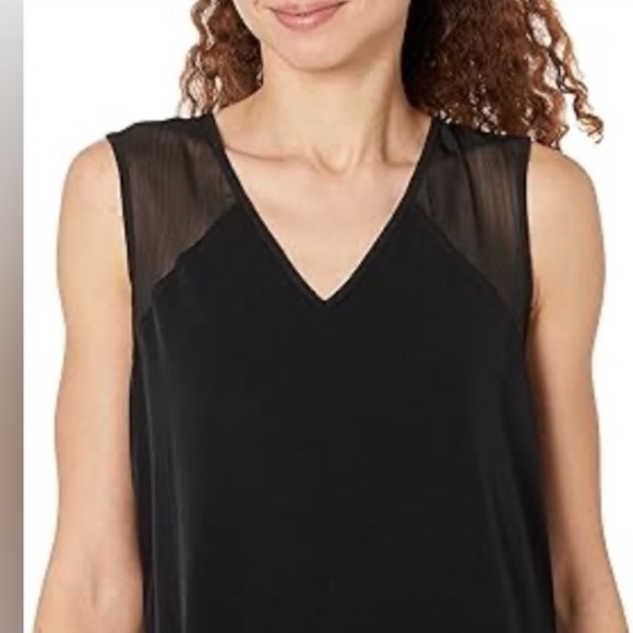 DNY Tops - NWT DNKY women’s size large black v-neck top.